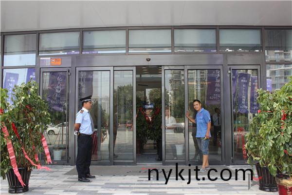 西安天卓自动门工程师维修现场 西安天卓自动门工程师维修现场