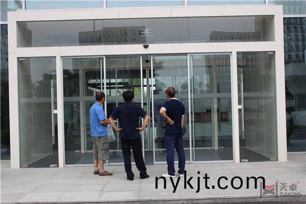 西安天卓自动门工程师维修现场 西安天卓自动门工程师维修现场