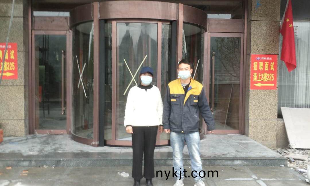 石泉两翼自动旋转门业主和安装工人合影 石泉两翼自动旋转门业主和安装工人合影