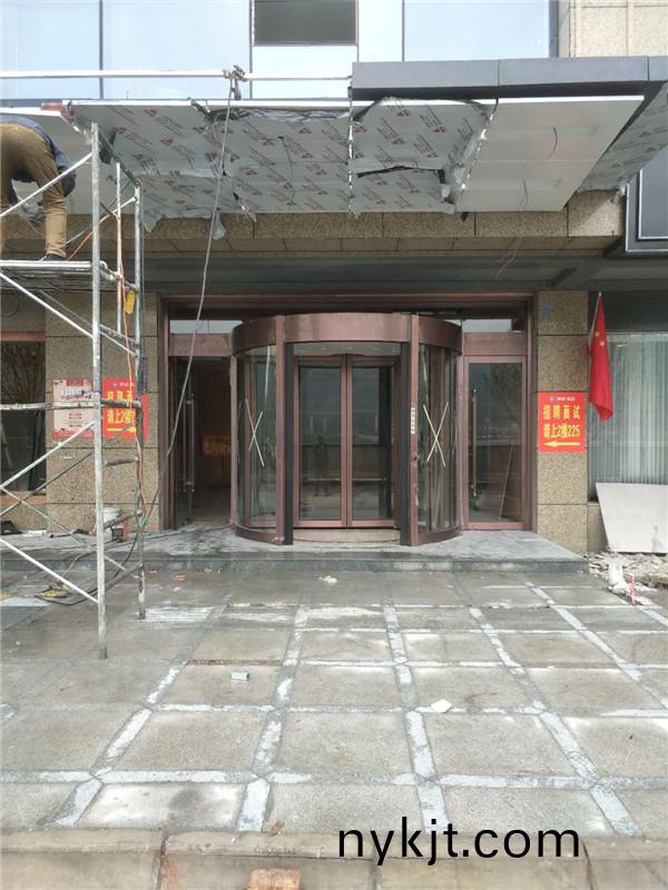 石泉两翼自动旋转门安装现场 石泉两翼自动旋转门安装现场