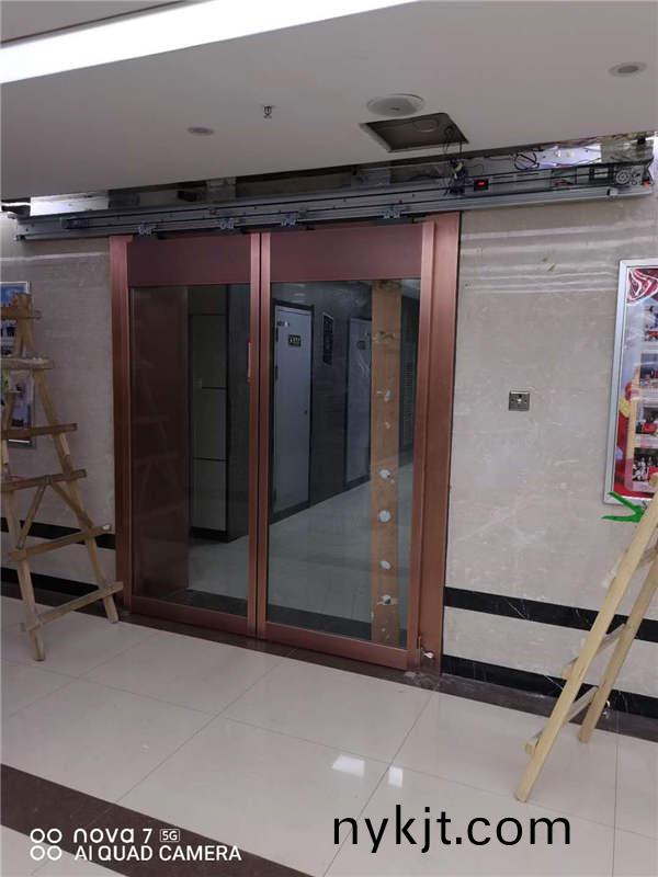 西安市高新区公司办公室纯铜自动门安装现场  西安市高新区公司办公室纯铜自动门安装现场