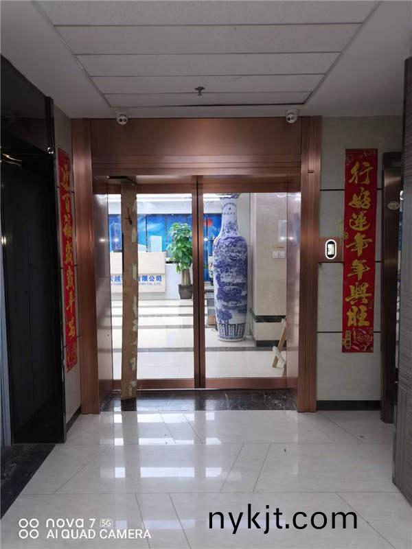 西安市高新区公司办公室纯铜自动门安装现场  西安市高新区公司办公室纯铜自动门安装现场
