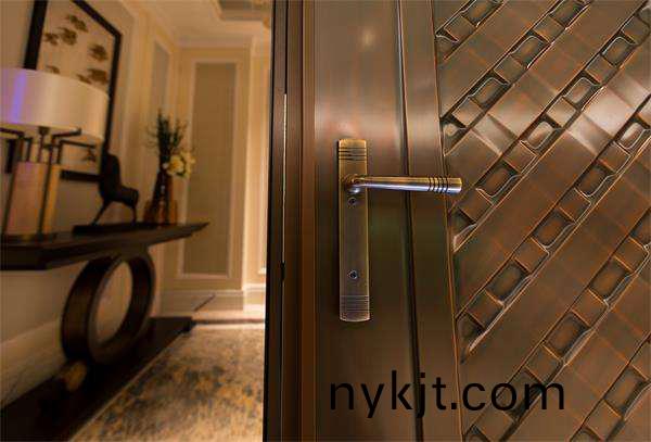 西安天卓新中式铜门,手工锻打,古典魅力与现代艺术的碰撞 西安天卓新中式铜门,手工锻打,古典魅力与现代艺术的碰撞