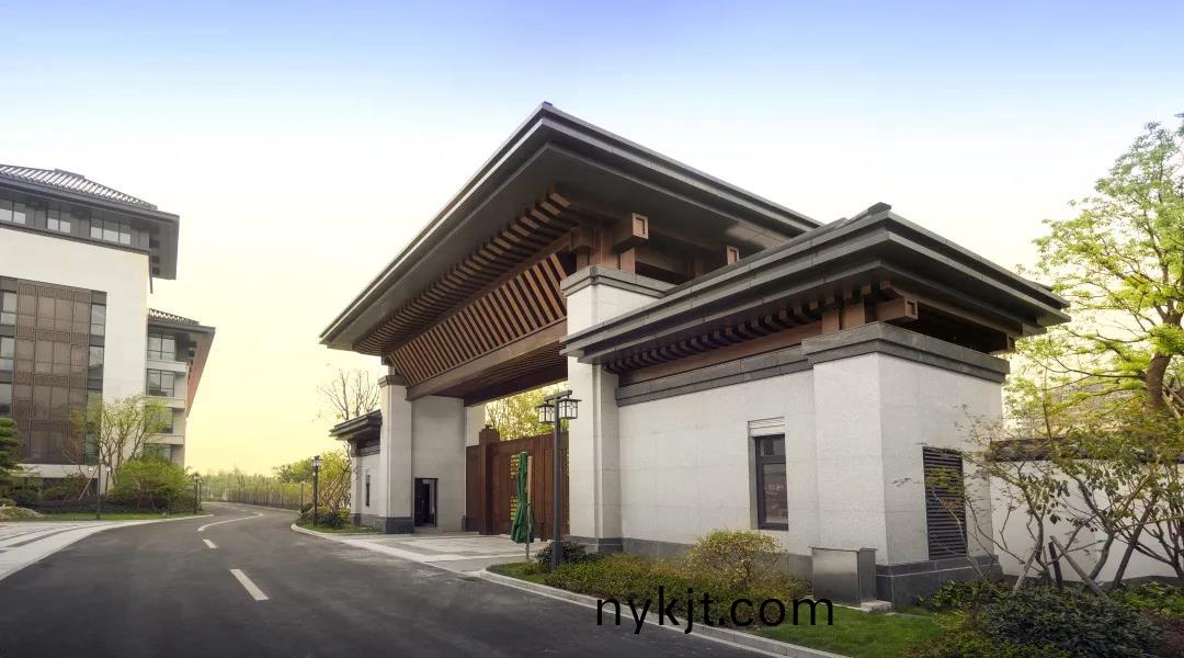 庄严气派,文渊中学出入口铜门楼与图书馆铜装饰 庄严气派,文渊中学出入口铜门楼与图书馆铜装饰