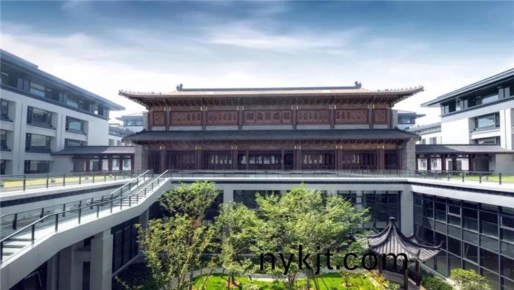 庄严气派,文渊中学出入口铜门楼与图书馆铜装饰 庄严气派,文渊中学出入口铜门楼与图书馆铜装饰