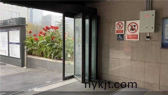 告别铁栅门 北京地铁出入口首次引入自动折叠门 告别铁栅门 北京地铁出入口首次引入自动折叠门