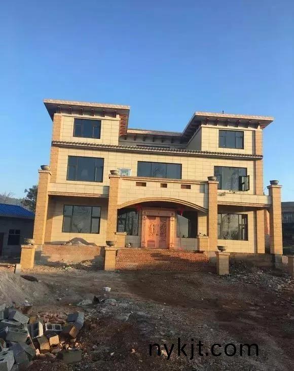 80万回村盖别墅成为第一气派,铜门、罗马柱太宏伟了 80万回村盖别墅成为第一气派,铜门、罗马柱太宏伟了