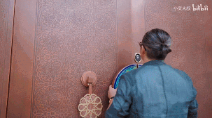 铜门成为富豪别墅的门面,谁在背后推动? 铜门成为富豪别墅的门面,谁在背后推动?