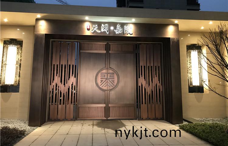 铜门成为富豪别墅的门面,谁在背后推动? 铜门成为富豪别墅的门面,谁在背后推动?