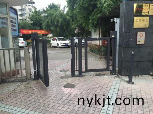 小区人行道入口——刷卡自动门  小区人行道入口——刷卡自动门