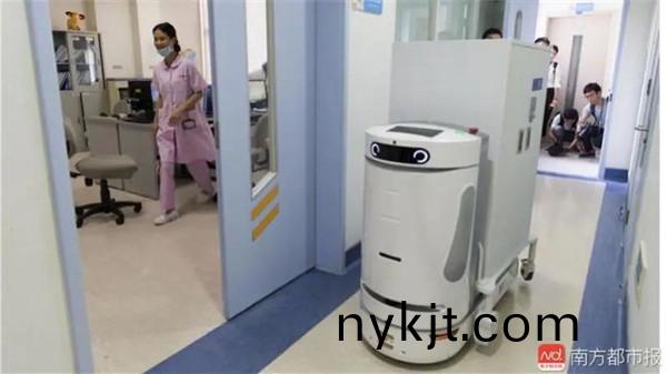 机器人配合自动门来往输液配置区和病房之间送药 机器人配合自动门来往输液配置区和病房之间送药