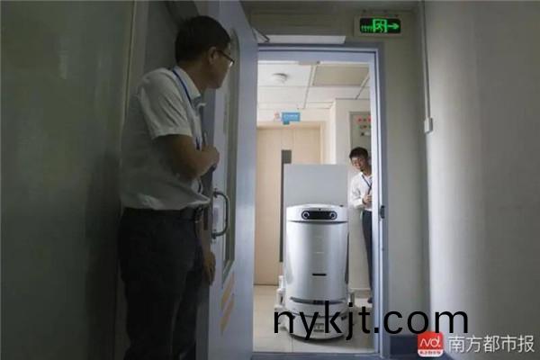 机器人配合自动门来往输液配置区和病房之间送药 机器人配合自动门来往输液配置区和病房之间送药