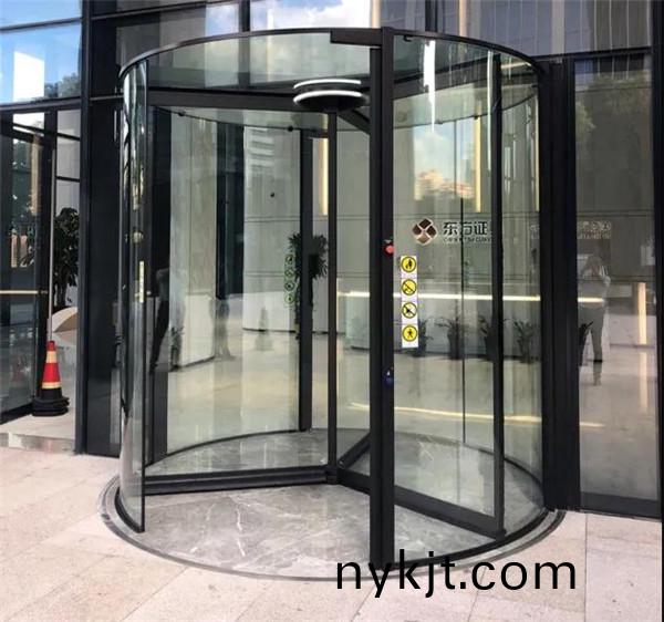 “适应力极强,后期维护省心省力”通透明亮的通行体验  “适应力极强,后期维护省心省力”通透明亮的通行体验