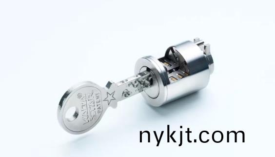 第一把双面钥匙和锁芯 第一把双面钥匙和锁芯