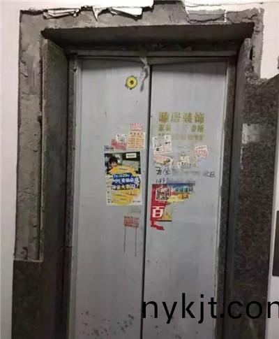 危险!千万别再用身体挡电梯自动门了  危险!千万别再用身体挡电梯自动门了