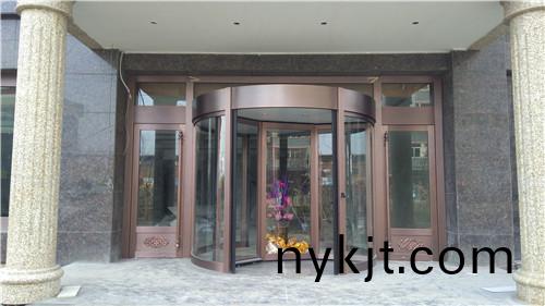 三翼带展台旋转门