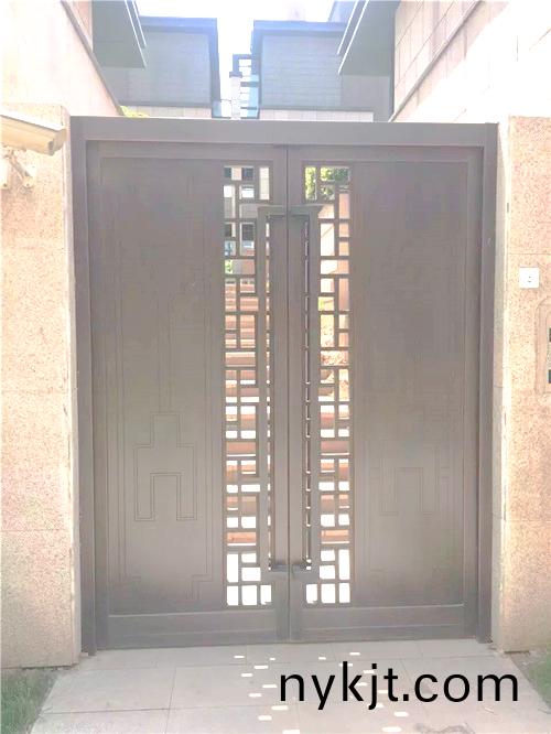 对开庭院铜门