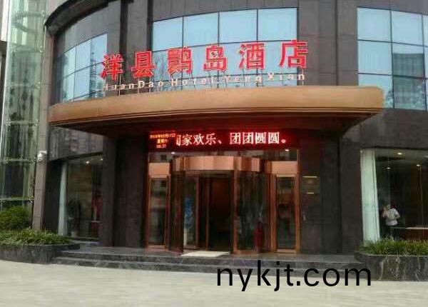 酒店两翼旋转门