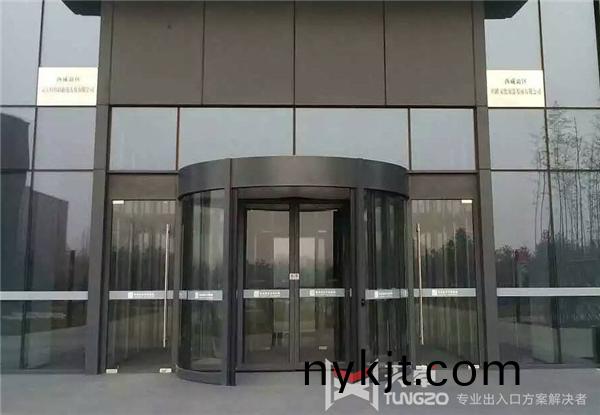 西安松下办公楼两翼旋转门 西安松下办公楼两翼旋转门