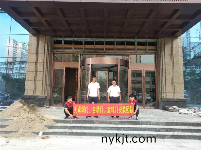 酒店三翼自动旋转门合影 酒店三翼自动旋转门合影