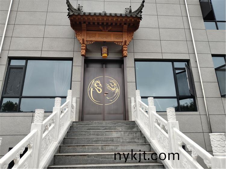 后门——对开铜门继承了传统的纯中式的风格 后门——对开铜门继承了传统的纯中式的风格
