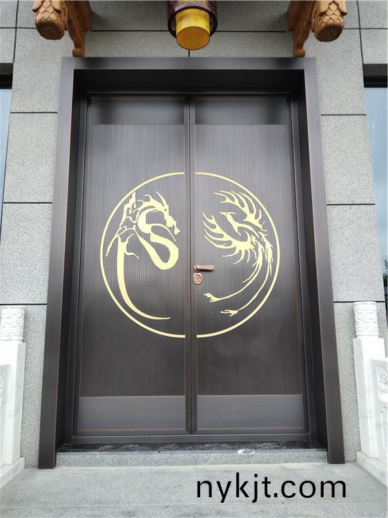 后门——对开铜门继承了传统的纯中式的风格 后门——对开铜门继承了传统的纯中式的风格