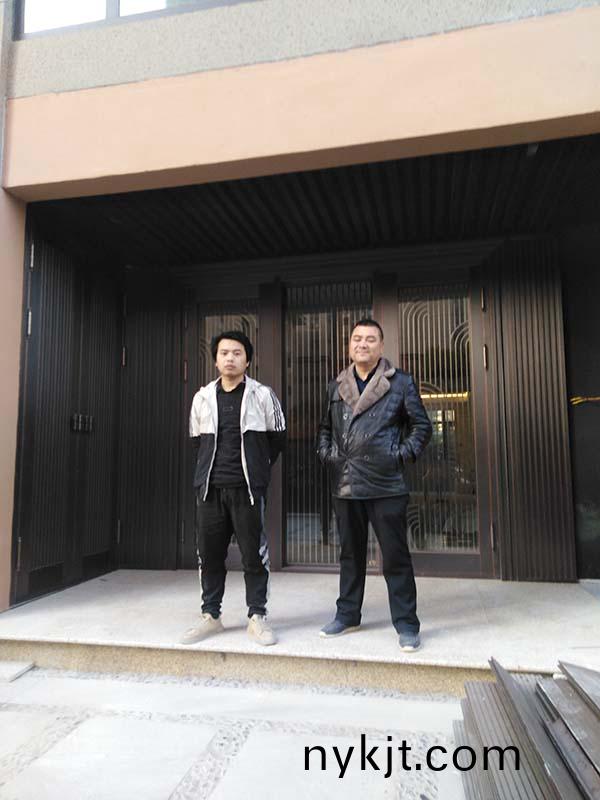 西安天卓铜门师傅和别墅业主合影  西安天卓铜门师傅和别墅业主合影