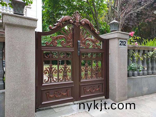 西安紫薇田园都市庭院铝艺门安装现场照片  西安紫薇田园都市庭院铝艺门安装现场照片