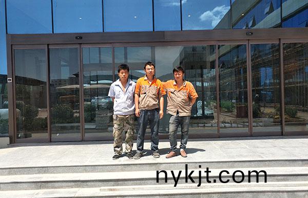 延安市交通安全宣传教育基地自动门,玻璃感应门安装现场合影 延安市交通安全宣传教育基地自动门,玻璃感应门安装现场合影