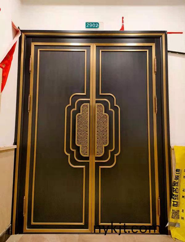 西安雅居乐小区入户铜门安装现场实拍  西安雅居乐小区入户铜门安装现场实拍