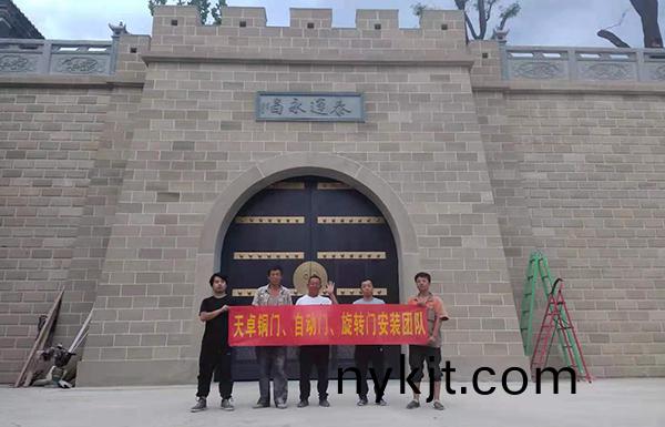 超大围墙院子铜大门安装完成后与客户合影 超大围墙院子铜大门安装完成后与客户合影
