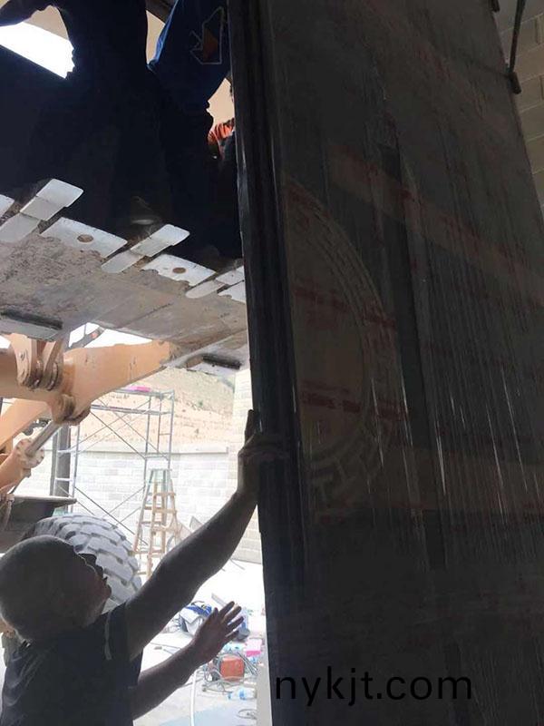 超大围墙院子铜大门安装过程 超大围墙院子铜大门安装过程