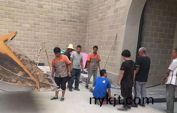 超大围墙院子铜大门安装过程 超大围墙院子铜大门安装过程