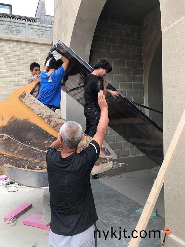 超大围墙院子铜大门安装过程 超大围墙院子铜大门安装过程