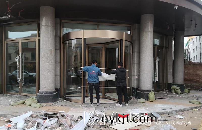 旋转门安装完成 旋转门安装完成