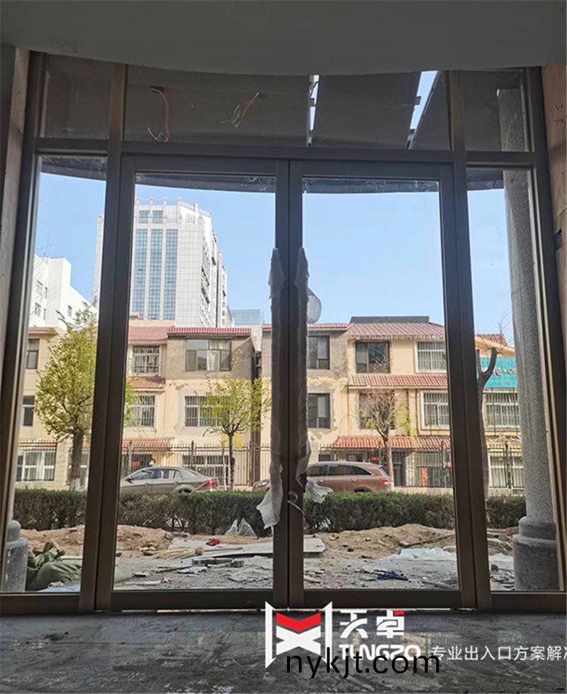 地弹门安装现场 地弹门安装现场