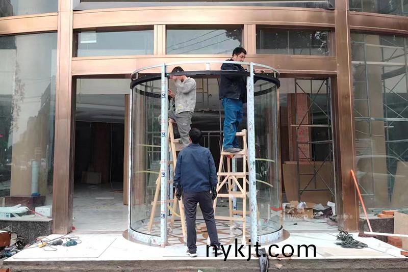 汉中市古柏酒店三翼自动旋转门安装中 汉中市古柏酒店三翼自动旋转门安装中