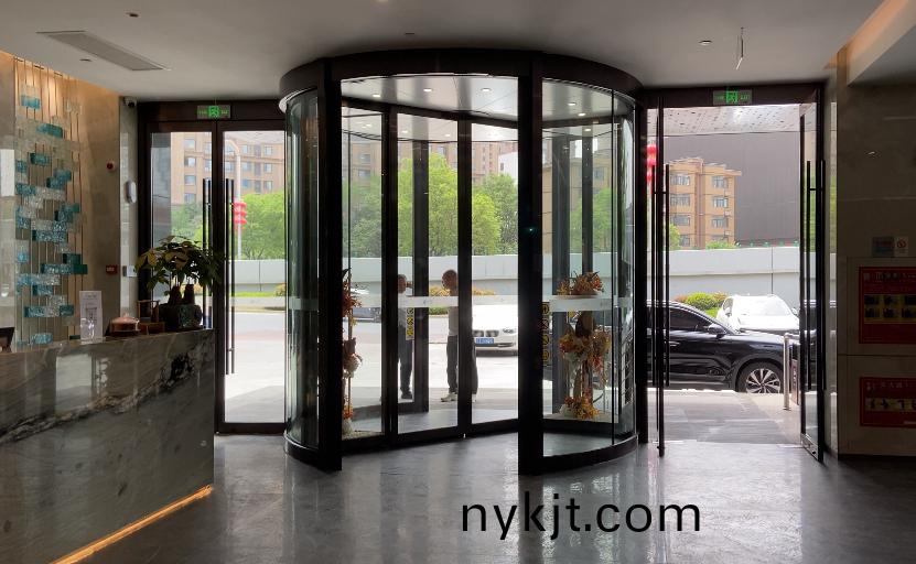 云居酒店打造西北首座智能两翼旋转门 云居酒店打造西北首座智能两翼旋转门