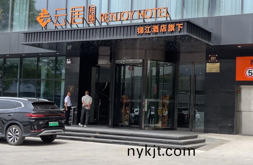 云居酒店打造西北首座智能两翼旋转门 云居酒店打造西北首座智能两翼旋转门